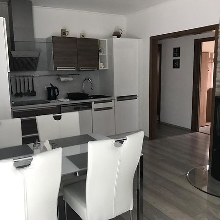 Prijemny Apartman Krovi V Rodinnem Domku Se Sdilenym Bazenem, Terasou A Zahradou Exterior photo