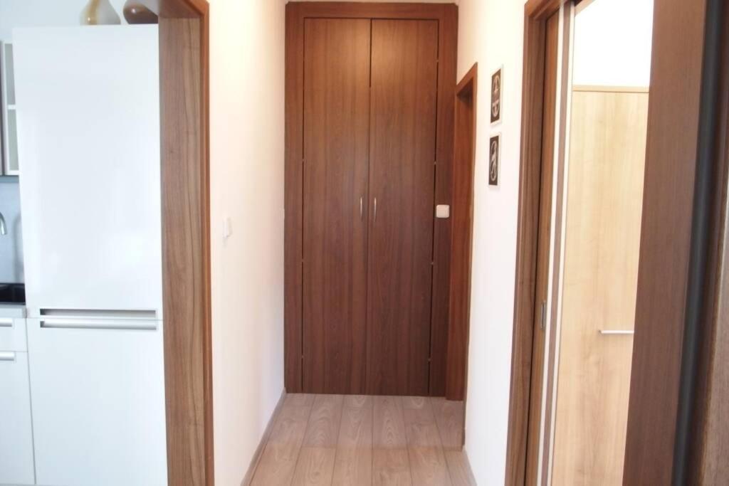 Prijemny Apartman Krovi V Rodinnem Domku Se Sdilenym Bazenem, Terasou A Zahradou Exterior photo