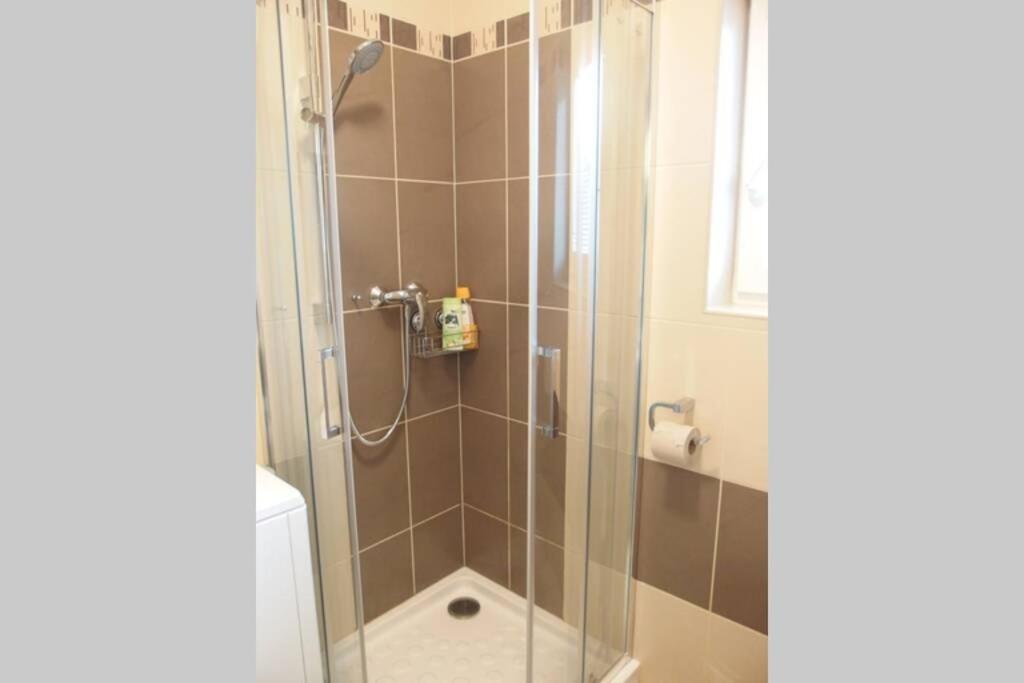 Prijemny Apartman Krovi V Rodinnem Domku Se Sdilenym Bazenem, Terasou A Zahradou Exterior photo