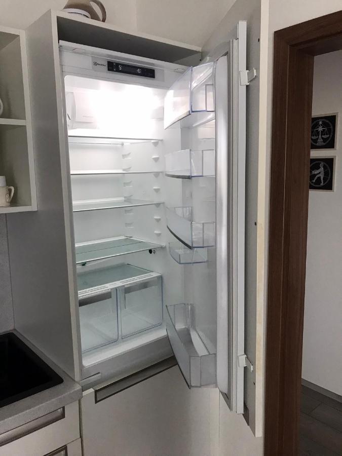 Prijemny Apartman Krovi V Rodinnem Domku Se Sdilenym Bazenem, Terasou A Zahradou Exterior photo