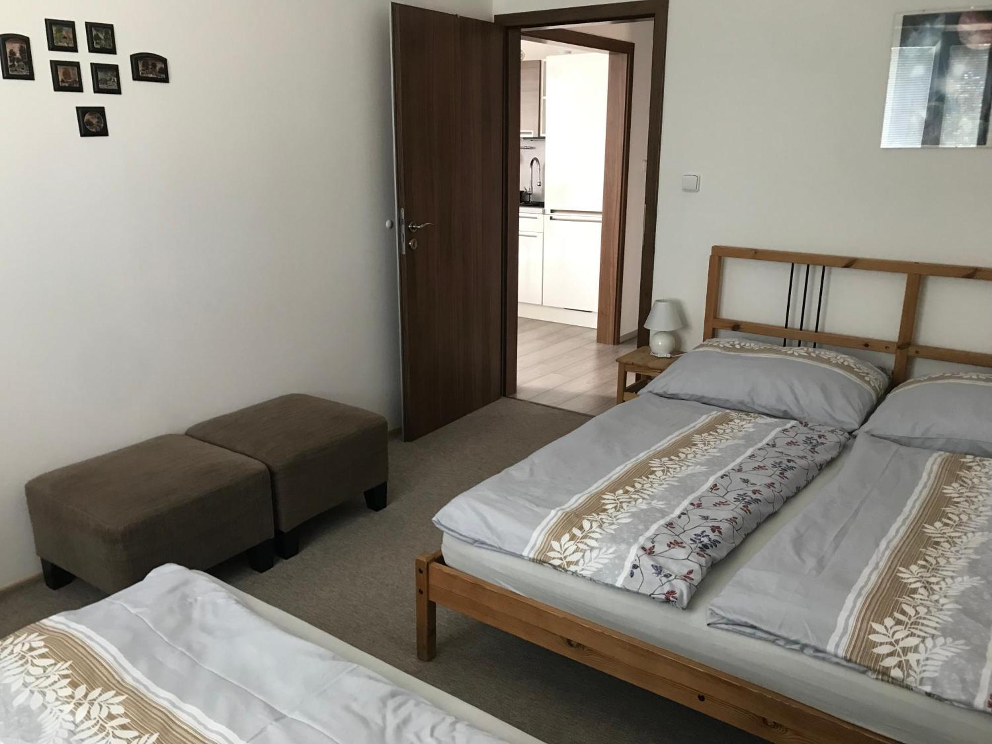Prijemny Apartman Krovi V Rodinnem Domku Se Sdilenym Bazenem, Terasou A Zahradou Exterior photo